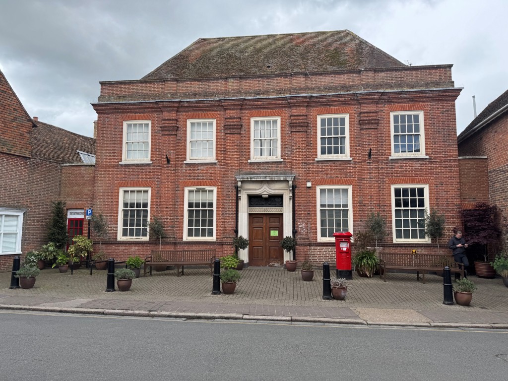 Lot: 42 - FREEHOLD PREMISES IN CENTRAL LOCATION WITH PARKING - Front of property